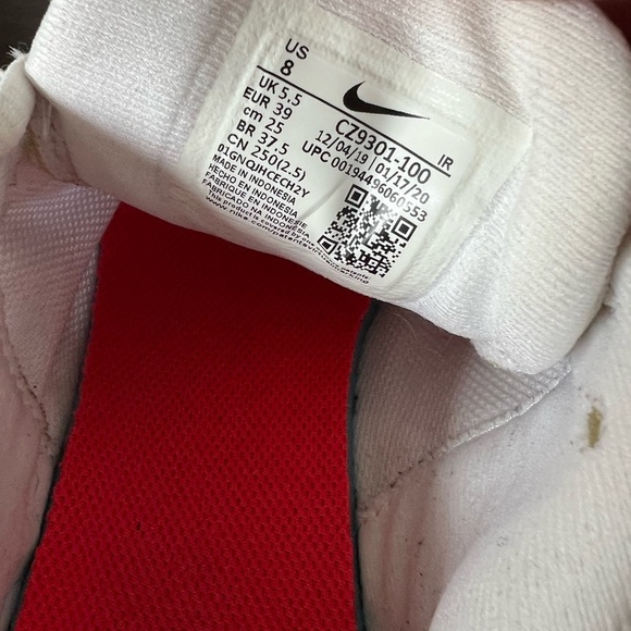 Nike White and Red Sneakers with Breathable Mesh - Picture 5 of 6